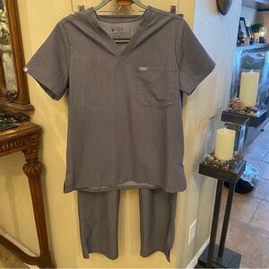 FIGS Women Gray Technical Collection Scrub Set Top Pants Size S/M
